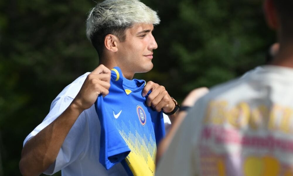 Iker Benito amb la samarreta de l'FC Andorra al llac d'Engolasters