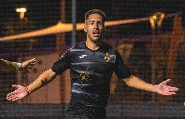 Dani Toribio, jugador del FC Santa Coloma celebrant un gol aquesta temporada.