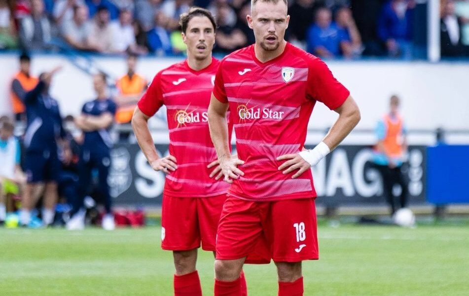 Miguel López, jugador de l'FC Santa Coloma en el partit d'anada davant el Penybont.