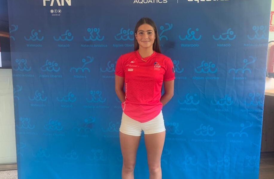 Alexandra Mejía durant la seva presentació de la preparació per als Europeu juniors d'aigües obertes.