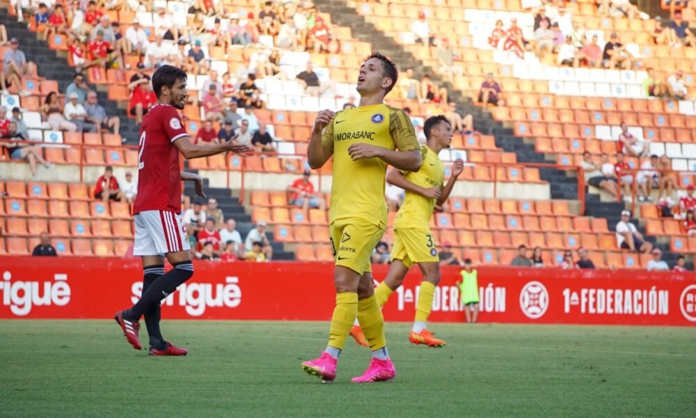 Iván Gil durant el partit a Tarragona