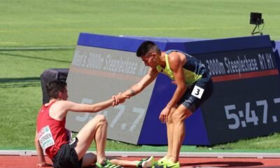 Nahuel Carabaña ajudant a un atleta a l'europeu del 2022