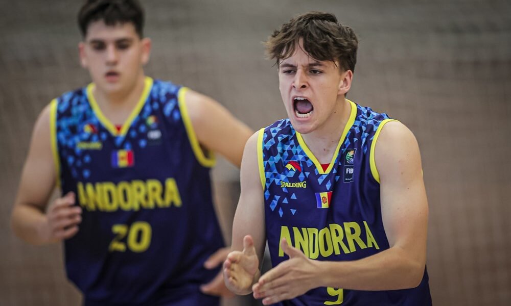 Jugadors de la sots-16 celebrant un punt en un partit de l'Europeu C / FIBA