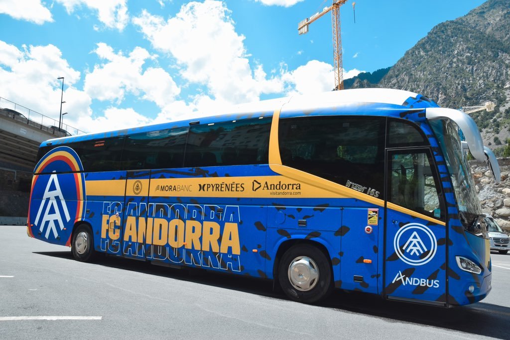 El nou autocar de l'FC Andorra de la mà d'Andbus / FCA