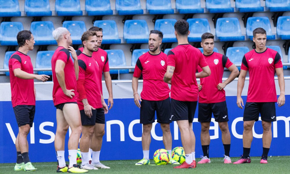 Un moment del entrenament del Santa Coloma abans del partit davant l'AZ