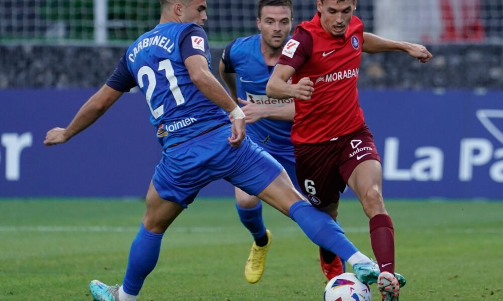 Un moment del partit entre l'Amorebieta i l'FC Andorra