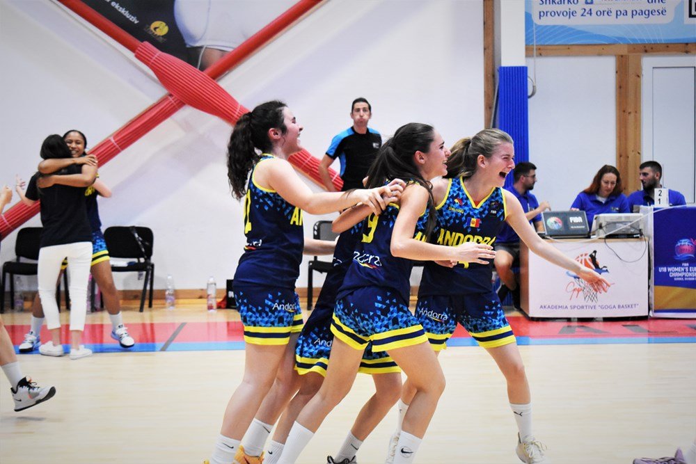 El combinat nacional femení sots-18 celebrant la victòria davant Xipre / FIBA