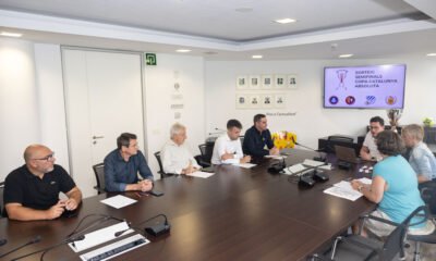 Un instant de la reunió entre els representants dels equips participants a la Copa Catalunya. / FCF