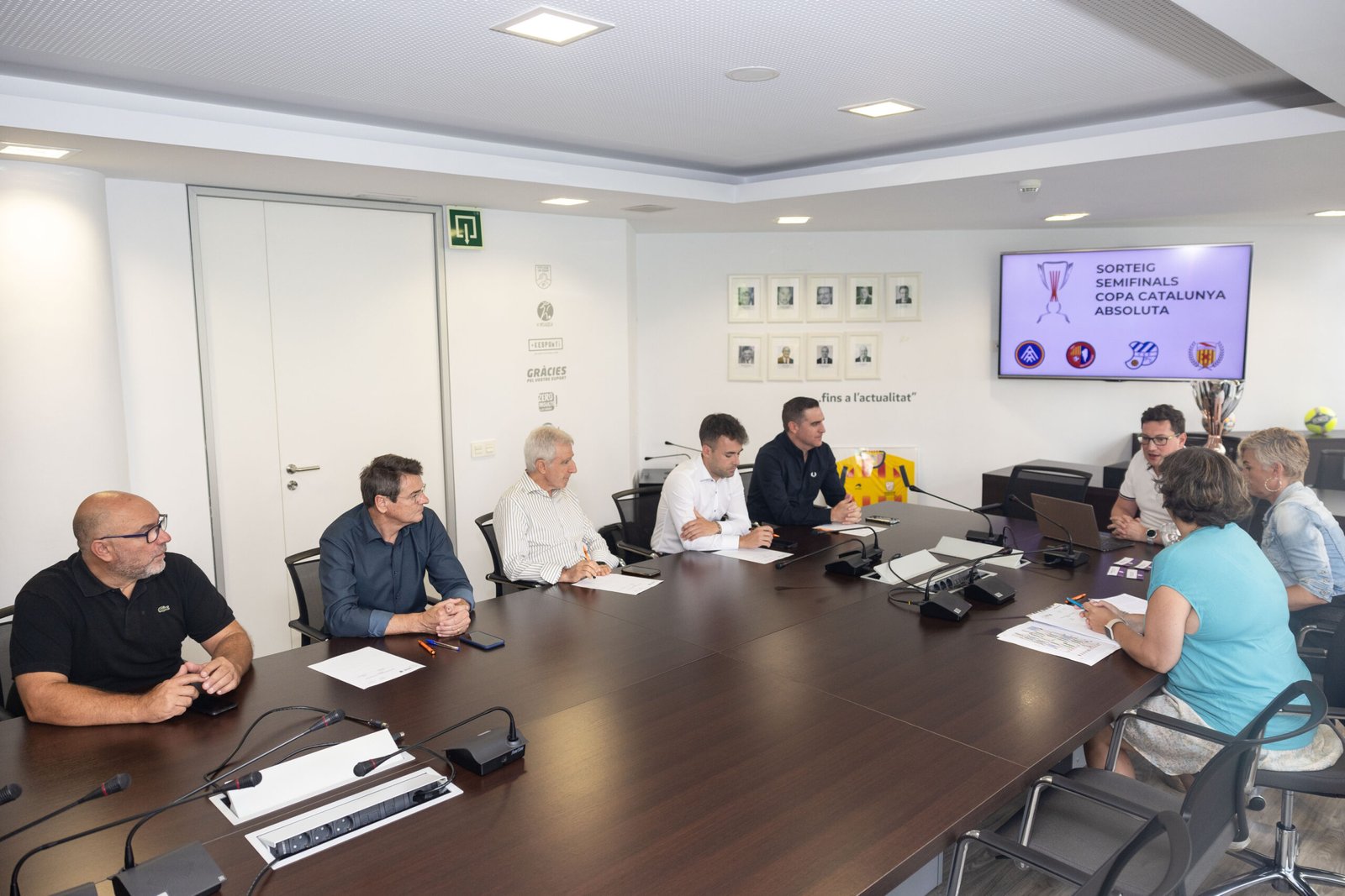 Un instant de la reunió entre els representants dels equips participants a la Copa Catalunya. / FCF