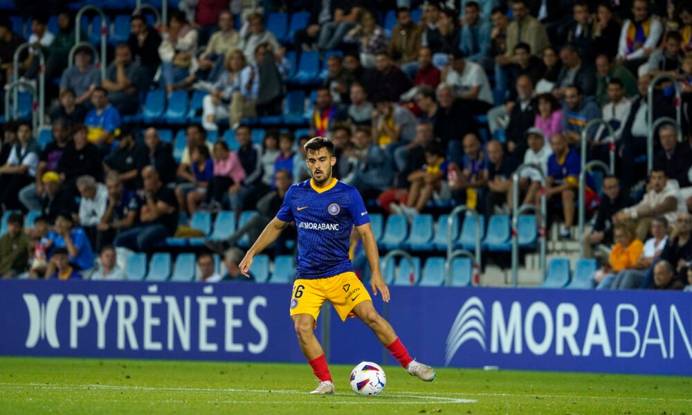 Pampín en una acció vs Real Oviedo