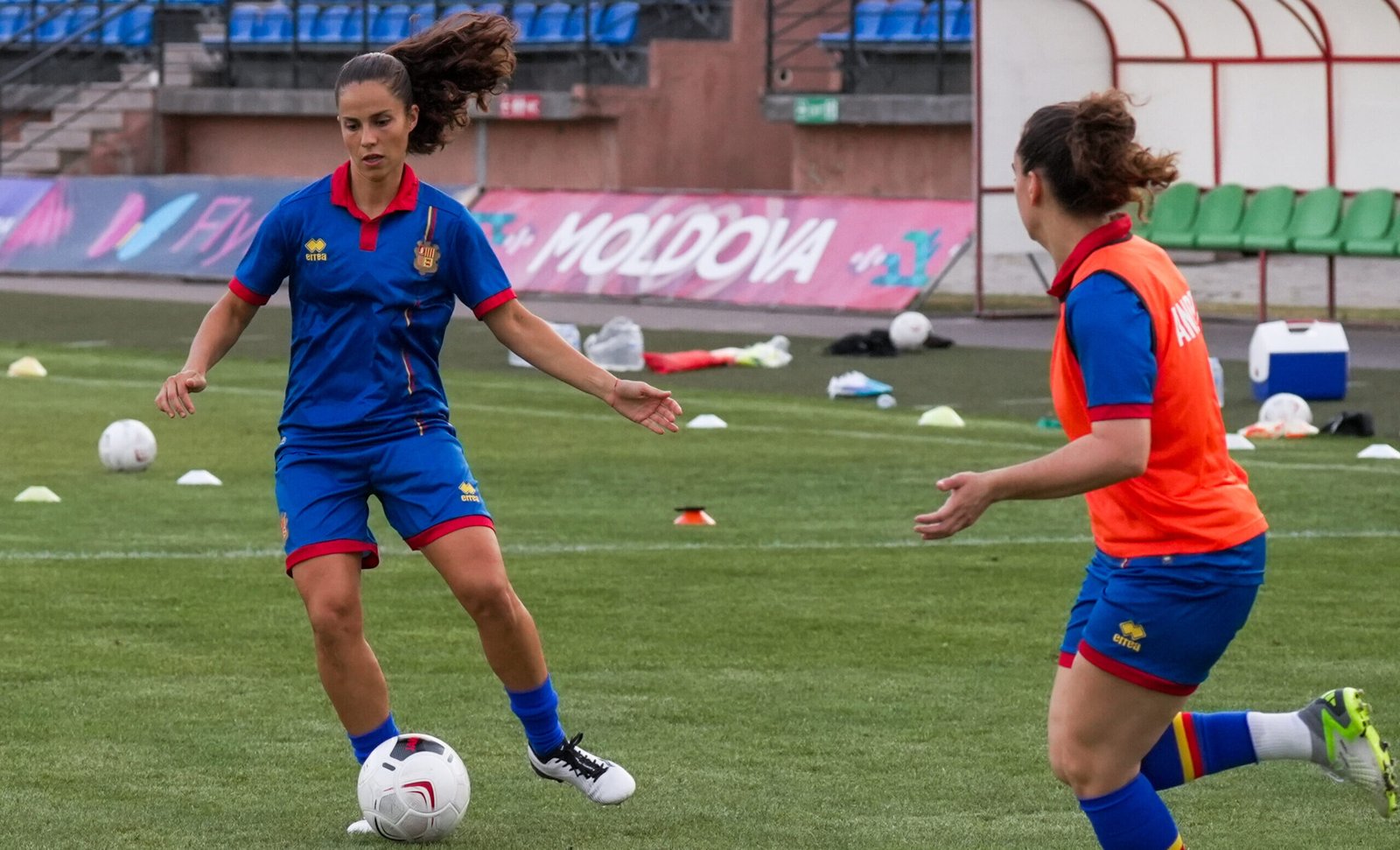 La selecció femenina en un entrenament a Moldàvia / FAF