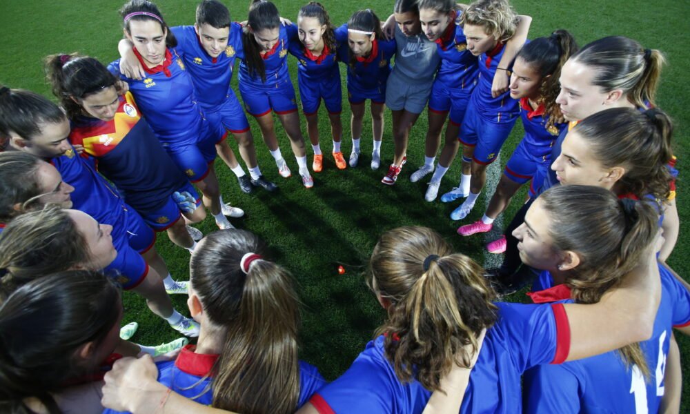 Les jugadores tricolors fent una rotllana al final de l'entrenament / FAF