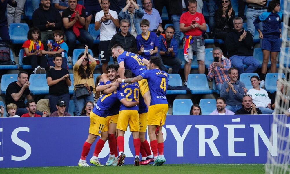 Celebració de l'equip en el gol de Lobete / FCA