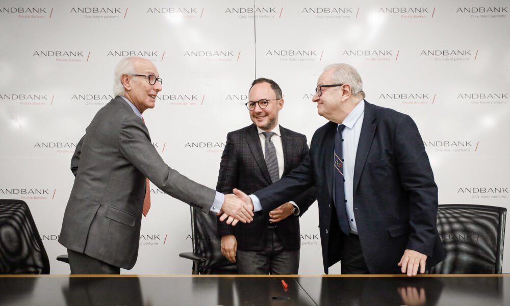 Manuel Cerqueda, Xavier Espot i Jaume Martí en la signatura del conveni avui a Andbank / Govern d'Andorra