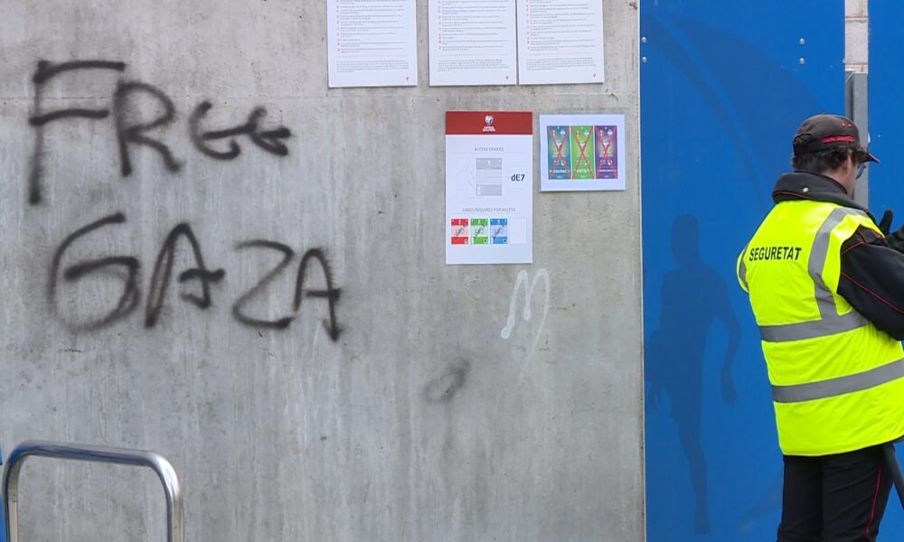 Pintada Free Gaza a l'Estadi Nacional