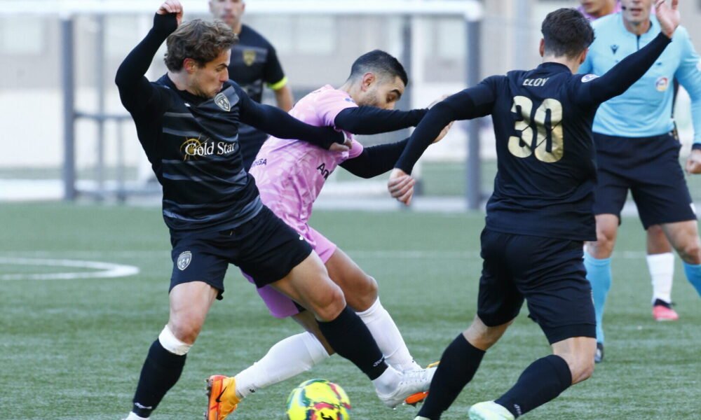 Un instant del partit entre l'FC Santa Coloma davant l'FC Ordino / FAF